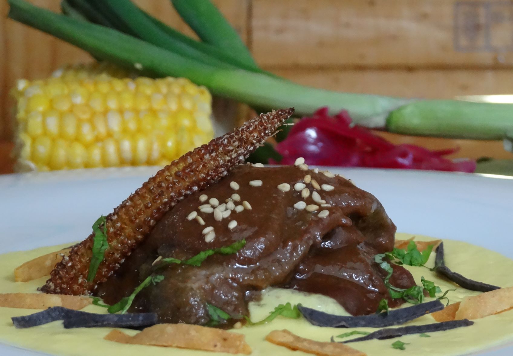 Carrillera al Mole, con Cremoso de Maíz